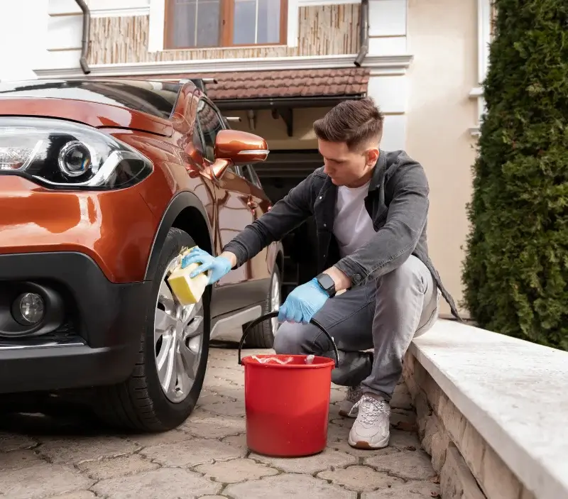 Lavage auto à domicile Saint-Georges-les-Bains : professionnel intervenant sur un véhicule